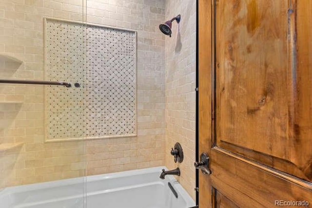 bathroom featuring tiled shower / bath