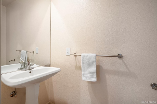 bathroom featuring a sink