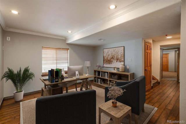 living area featuring crown molding, recessed lighting, visible vents, wood finished floors, and baseboards