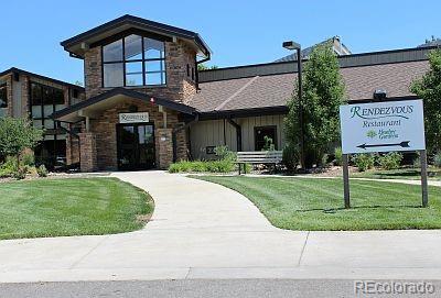 view of front of home featuring driveway and a front lawn