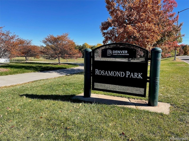 community sign with a yard