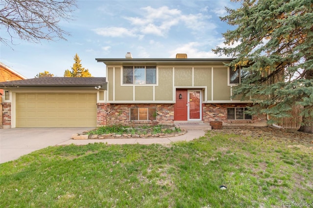 bi-level home featuring driveway, stucco siding, a garage, and a front yard
