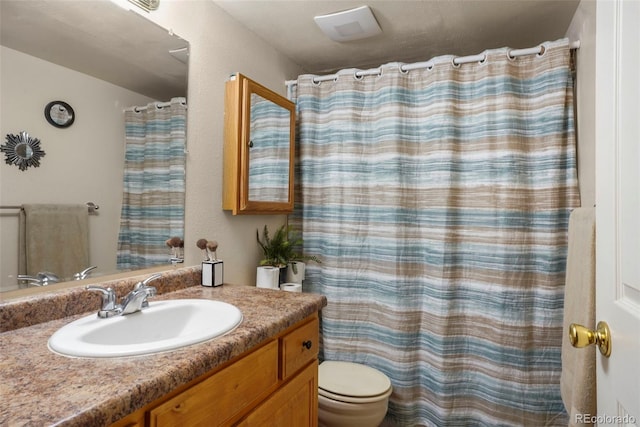 995 Holli Springs Ln, Colorado Springs, CO 80907 - full bath with vanity and a shower with shower curtain