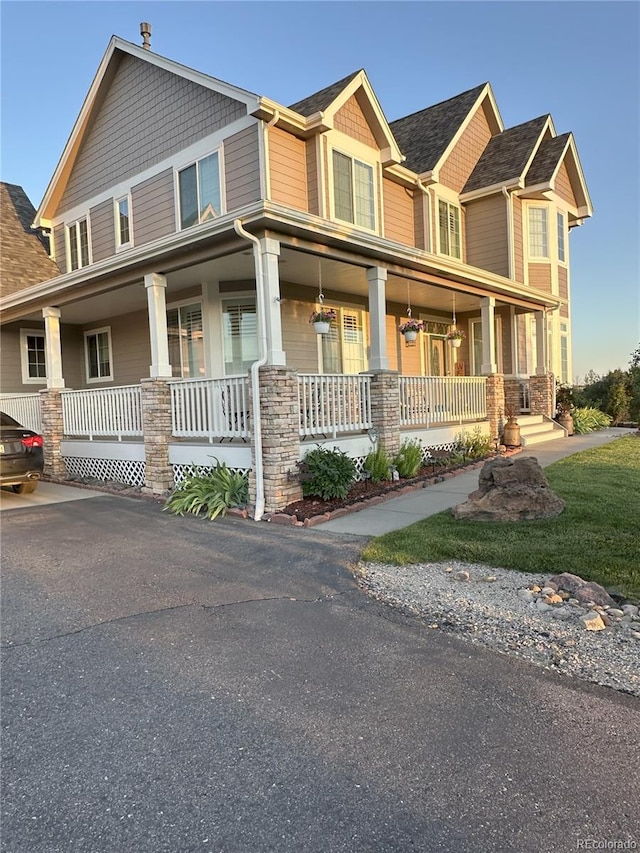 970 Inyokern Ct, Watkins, CO 80137 - craftsman-style home featuring a porch