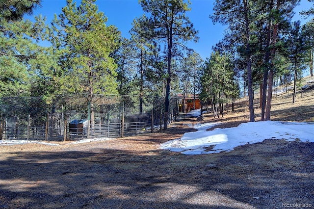 view of yard with an outdoor structure