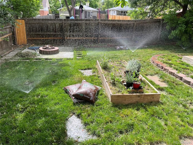 view of yard featuring a fire pit