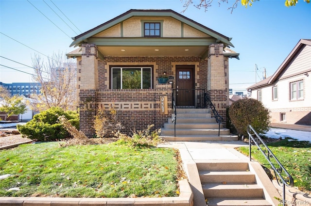 view of front of property featuring a front lawn