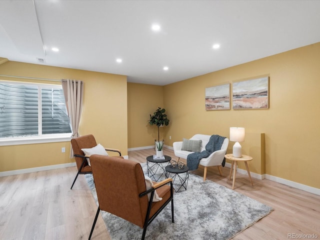 living area featuring recessed lighting, visible vents, baseboards, and light wood-style floors