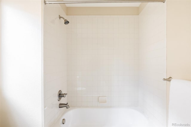 bathroom with tiled shower / bath