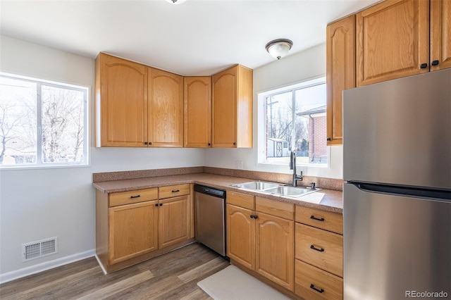 kitchen featuring a sink, visible vents, a wealth of natural light, and stainless steel appliances