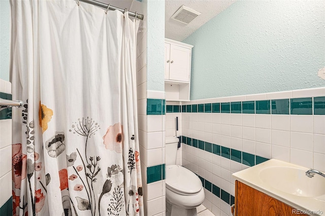 bathroom with a shower with curtain, visible vents, tile walls, and toilet