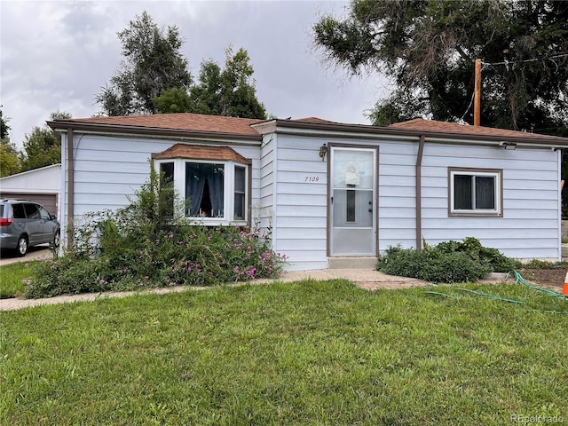 view of front facade featuring a front yard