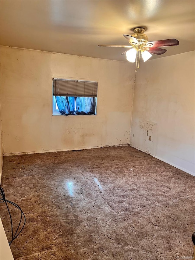 empty room featuring ceiling fan