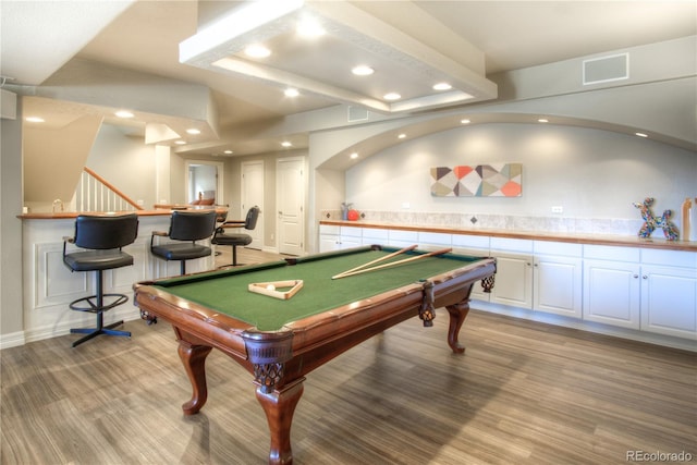 game room featuring billiards, visible vents, light colored carpet, a bar, and recessed lighting