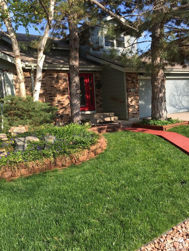 view of front of property featuring a front yard