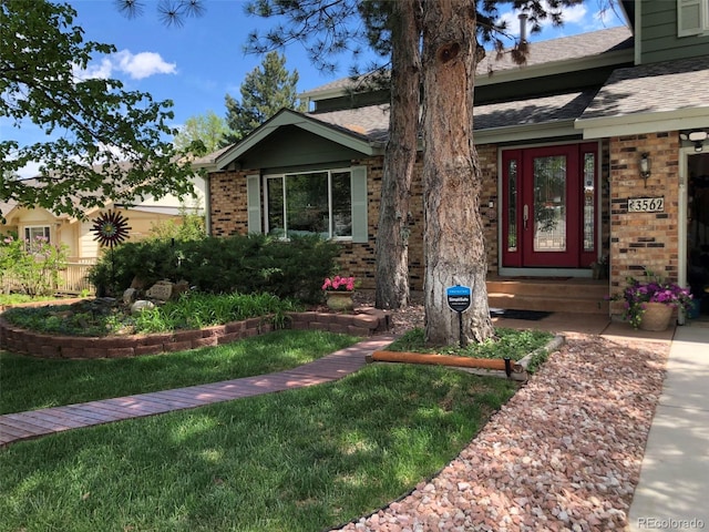 view of front of house featuring a front lawn