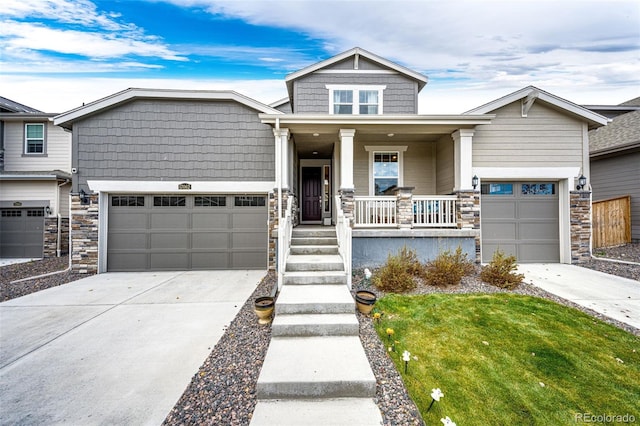 craftsman-style home featuring covered porch and a front lawn