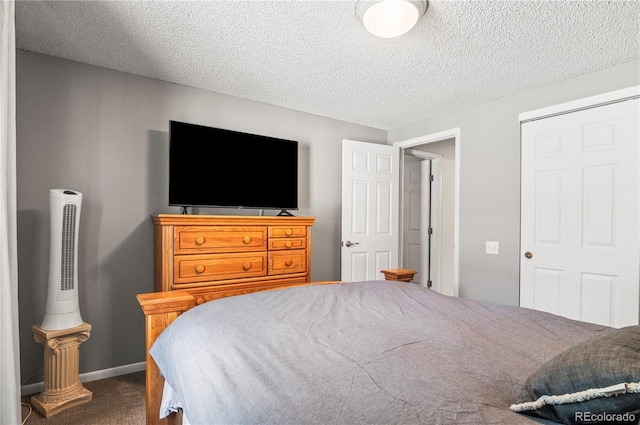 943 S Fairplay St, Aurora, CO 80012 - bedroom featuring carpet and a textured ceiling