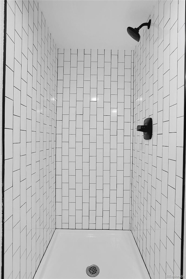 bathroom featuring tiled shower