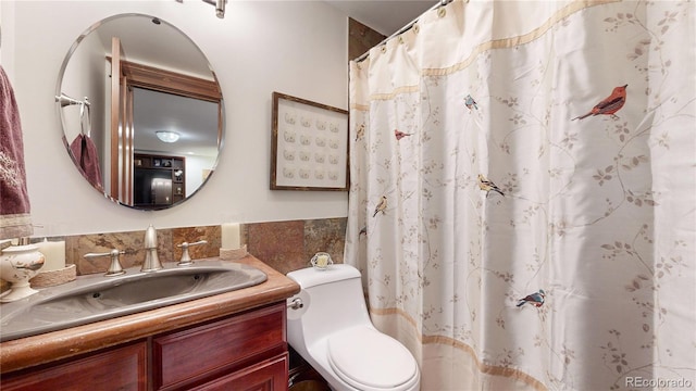 full bathroom featuring curtained shower, vanity, and toilet