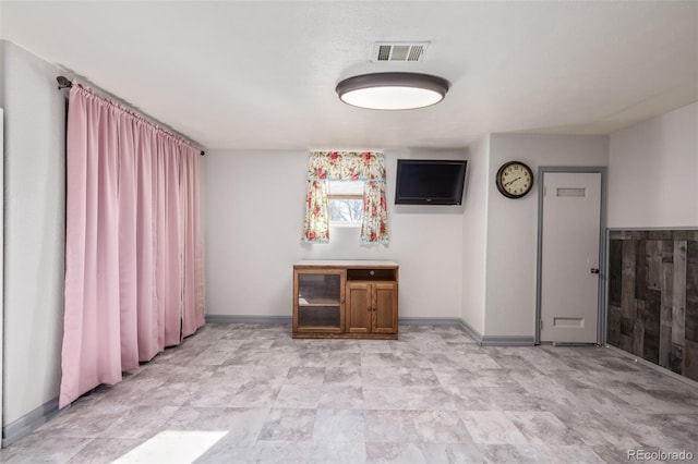 spare room featuring visible vents and baseboards