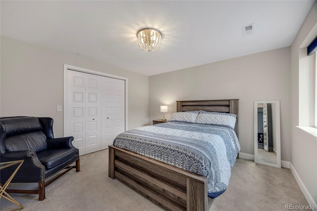 bedroom featuring light colored carpet, an inviting chandelier, baseboards, visible vents, and a closet