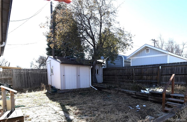 view of yard featuring a shed