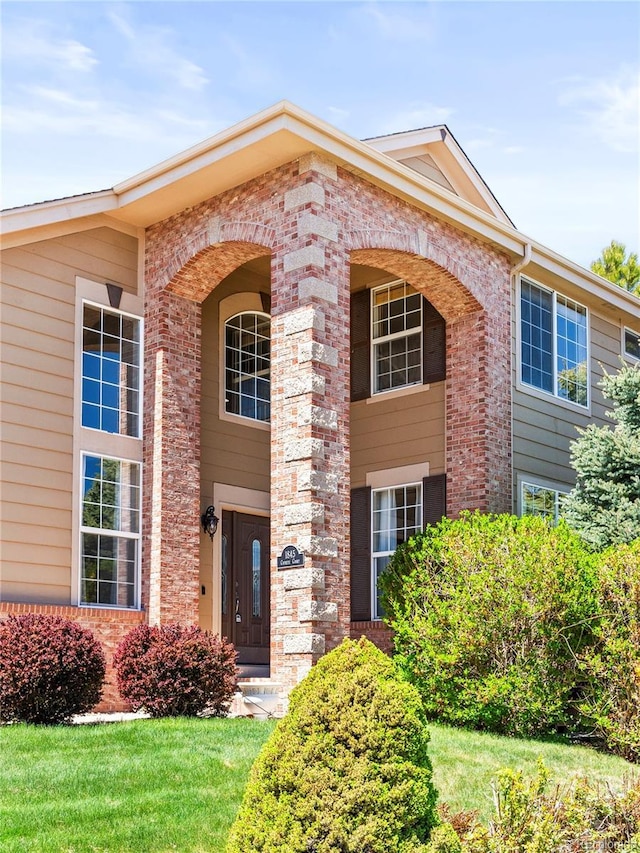 view of front of house featuring a front yard