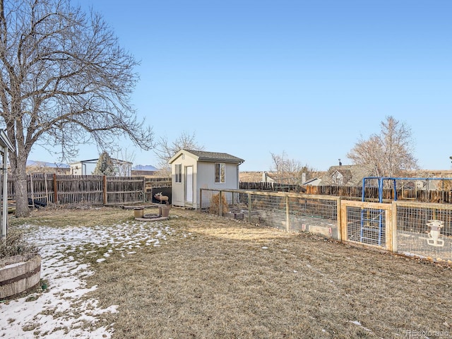 view of yard featuring a shed