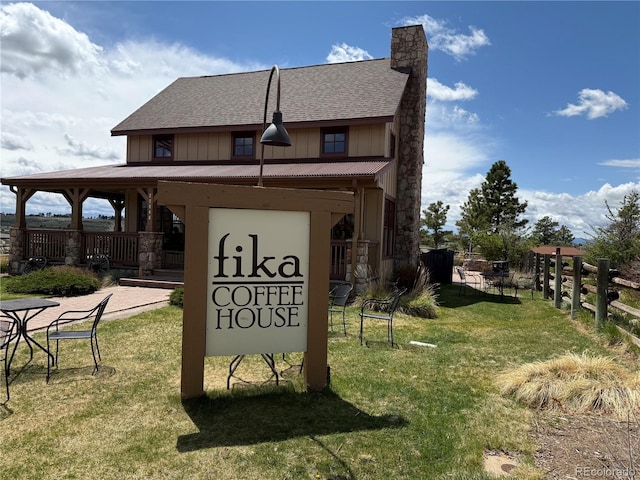 community sign featuring a lawn and fence