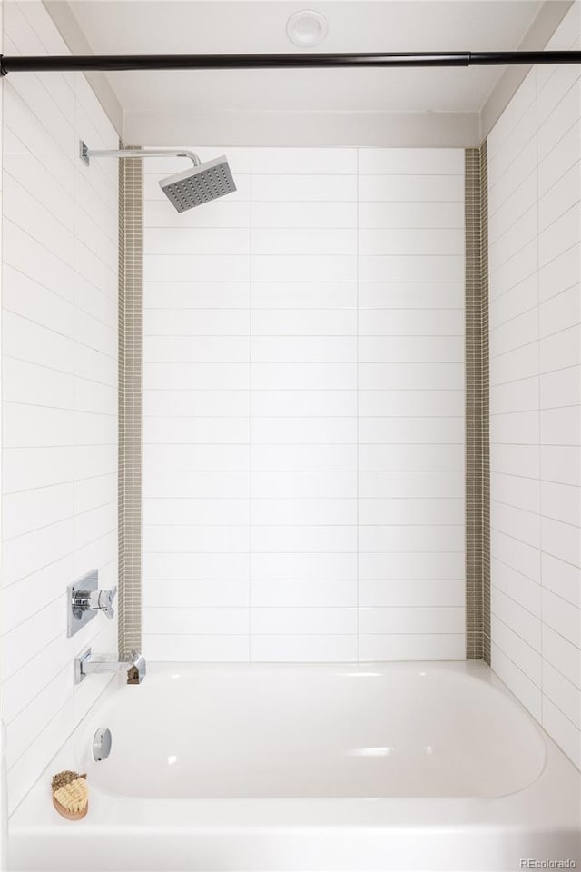 bathroom featuring tiled shower / bath combo