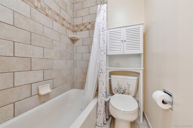 bathroom featuring toilet and shower / tub combo