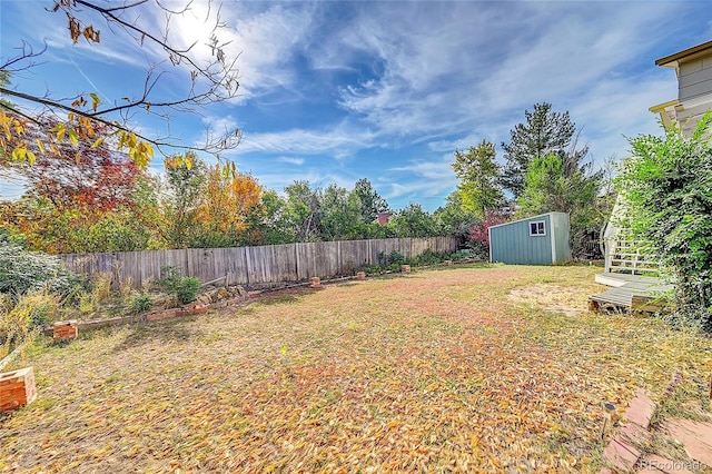 view of yard featuring a storage unit