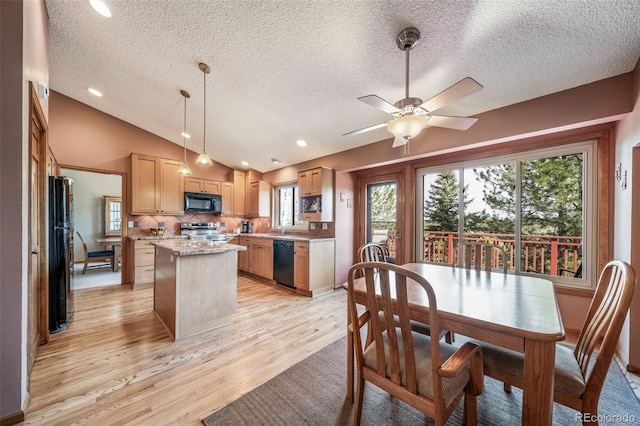 dining room with ceiling fan, a textured ceiling, lofted ceiling, light wood-style floors, and recessed lighting