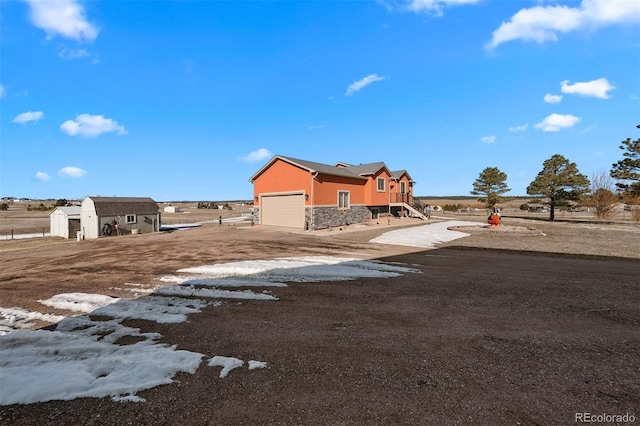 view of yard featuring a storage shed