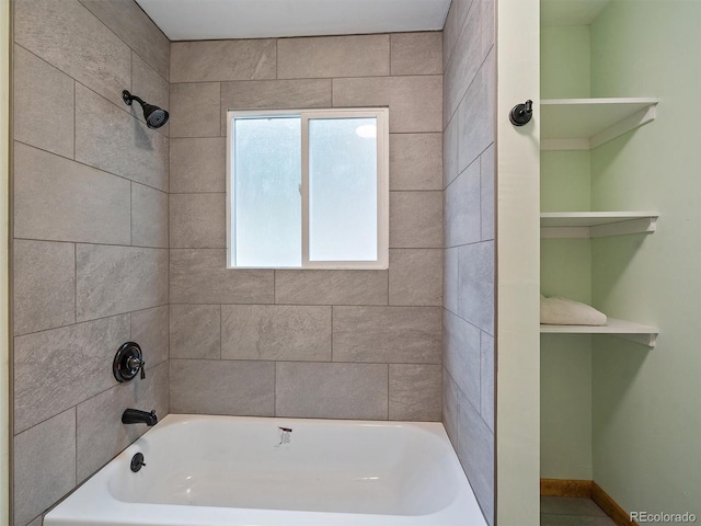 bathroom with tiled shower / bath combo