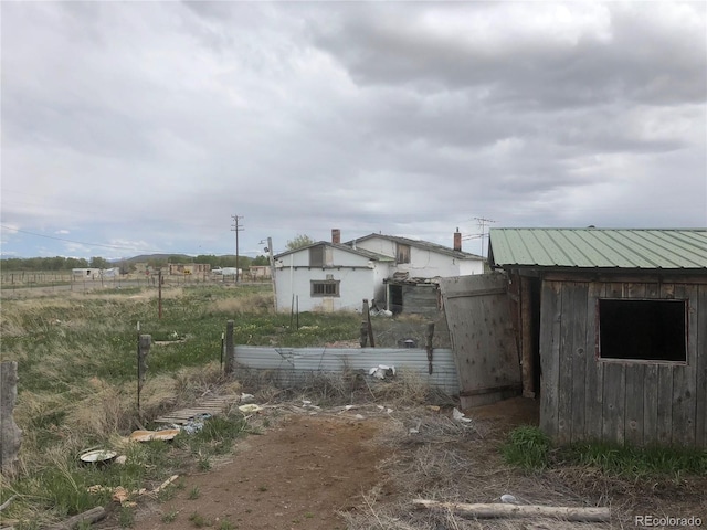 view of yard with an outbuilding