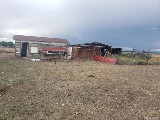 view of yard featuring an outdoor structure