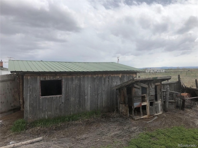 view of outdoor structure with an outbuilding