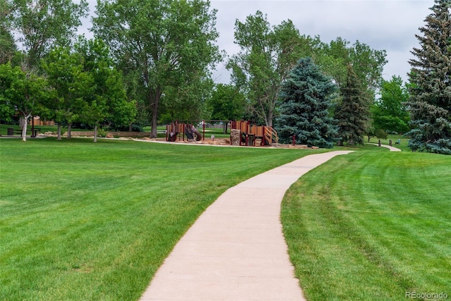 2777 S Sedalia St, Aurora, CO 80013 - view of community with a yard