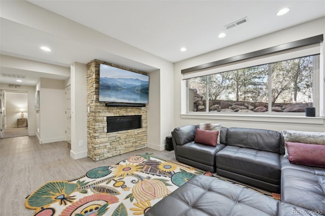 living area with baseboards, visible vents, and recessed lighting