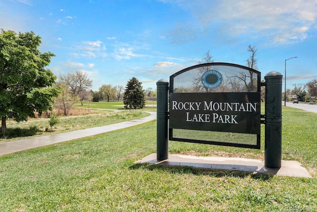 community sign featuring a yard