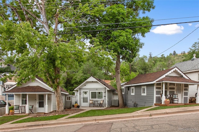 517 Canon Ave, Manitou Springs, CO 80829 - bungalow-style home featuring covered porch and a shingled roof