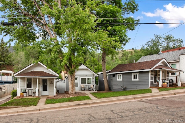 517 Canon Ave, Manitou Springs, CO 80829 - bungalow-style house featuring a porch
