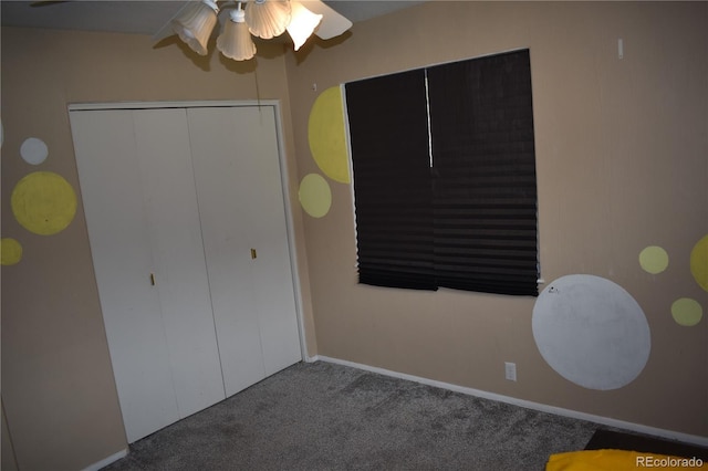 unfurnished bedroom featuring a ceiling fan, baseboards, carpet floors, and a closet