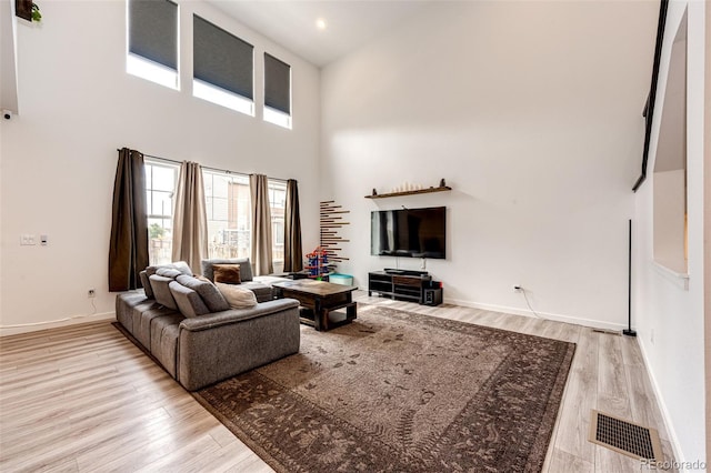 985 S Elk Way, Aurora, CO 80018 - living area featuring light wood finished floors and a high ceiling
