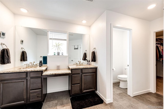 985 S Elk Way, Aurora, CO 80018 - full bath featuring double vanity, a walk in closet, and recessed lighting
