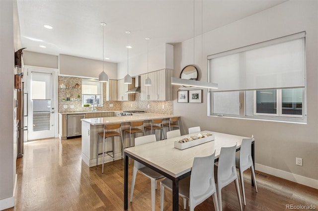 dining area featuring baseboards, recessed lighting, wood finished floors, and visible vents