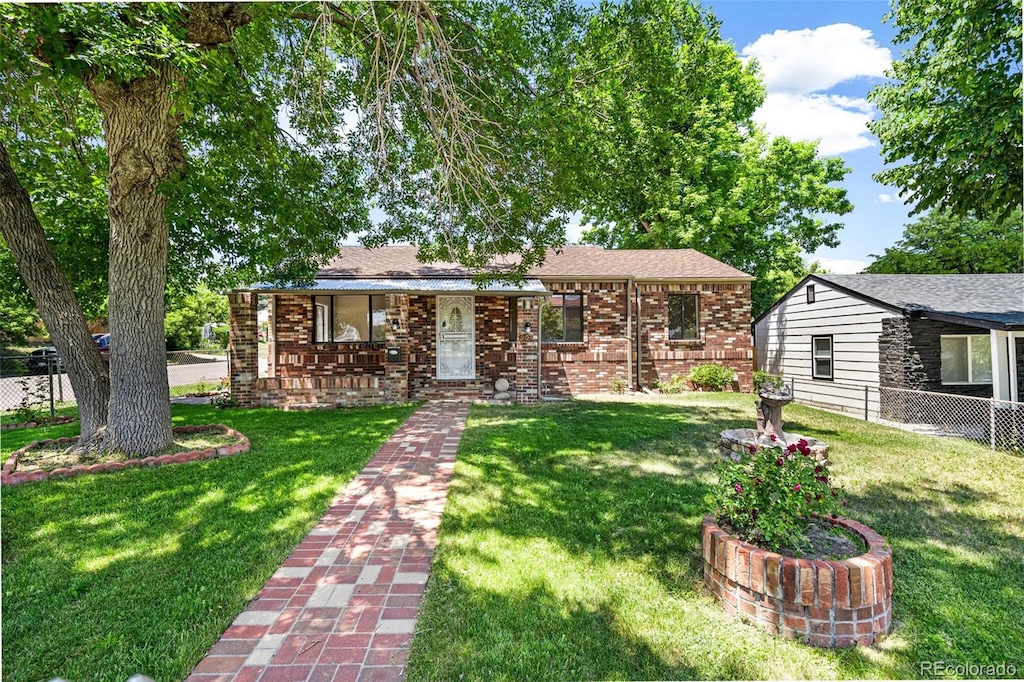 view of front facade with a front yard