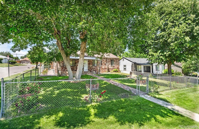 view of front facade with a front yard